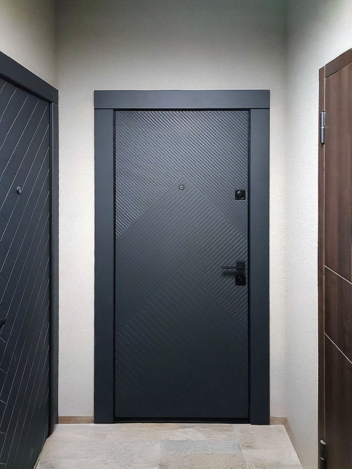 Серая дверь со скрытыми петлями