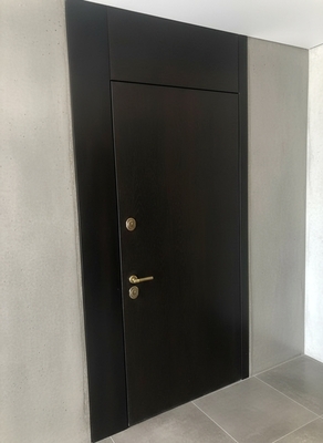 Темная дверь со вставками Темная дверь со вставками