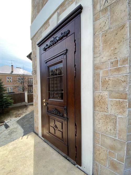 Входная дверь с карнизом Входная дверь с карнизом