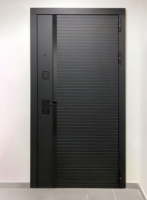 Входная дверь с полосой