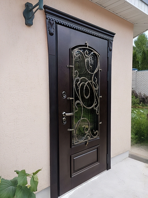 Входная уличная дверь с карнизом Входная уличная дверь с карнизом