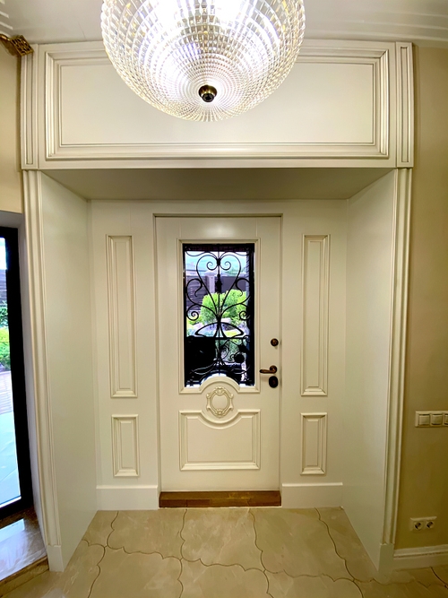 Внутренняя сторона парадной двери Внутренняя сторона парадной двери