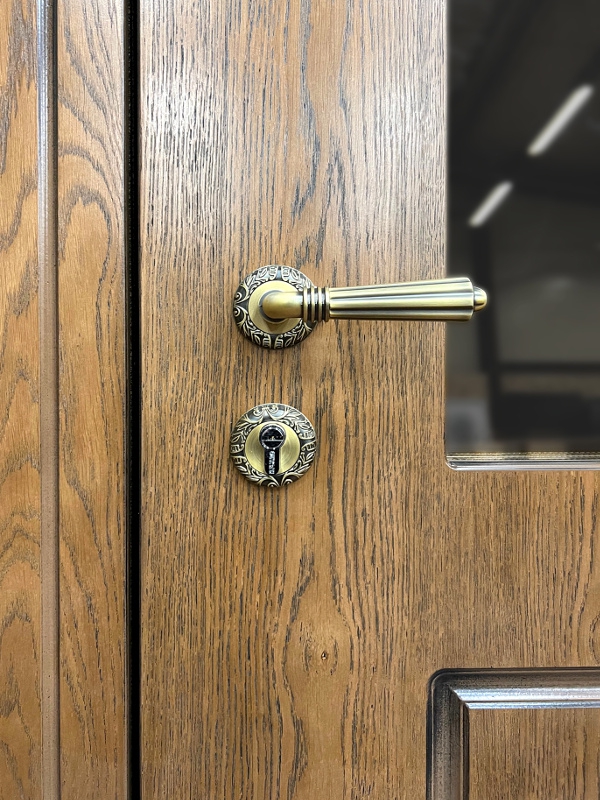 Замок и ручка, вид спереди Замок и ручка, вид спереди