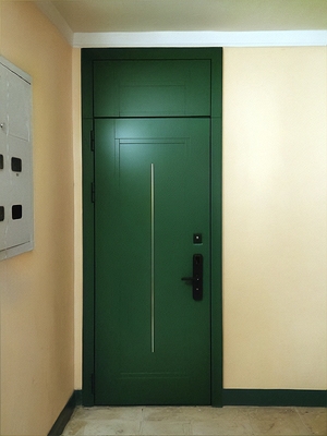 Зеленая дверь с фрамугой