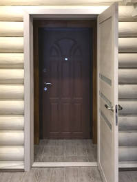 Дверь в тамбуре частного дома Дверь в тамбуре частного дома