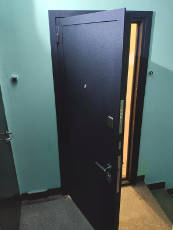 Открывание двери в квартире